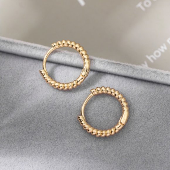 Set of four minimal round hoop earrings - Picture 5 of 6